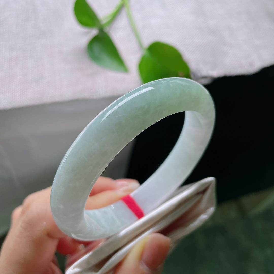 绿底正圈，无裂，底色干净素雅，淡淡青韵萦绕镯身，水润通透，素圈简约百搭，佩戴清爽舒适。ss54798a