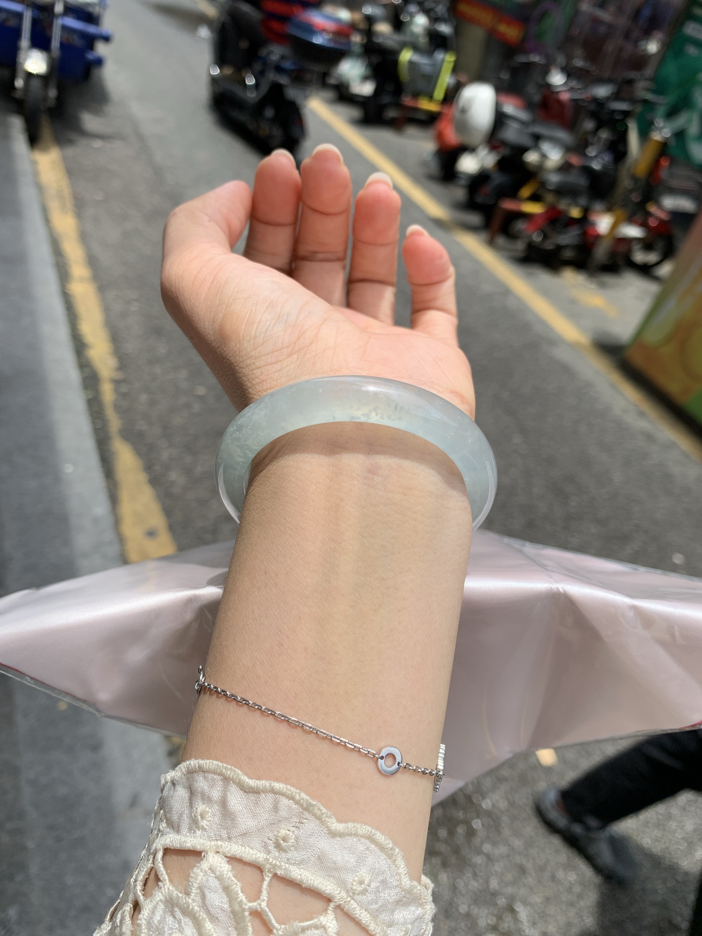白冰正圈, 打灯几处细纹包容，底妆冰润，一腕清透，不愧是翡翠中的初恋，美得就像一件艺术品