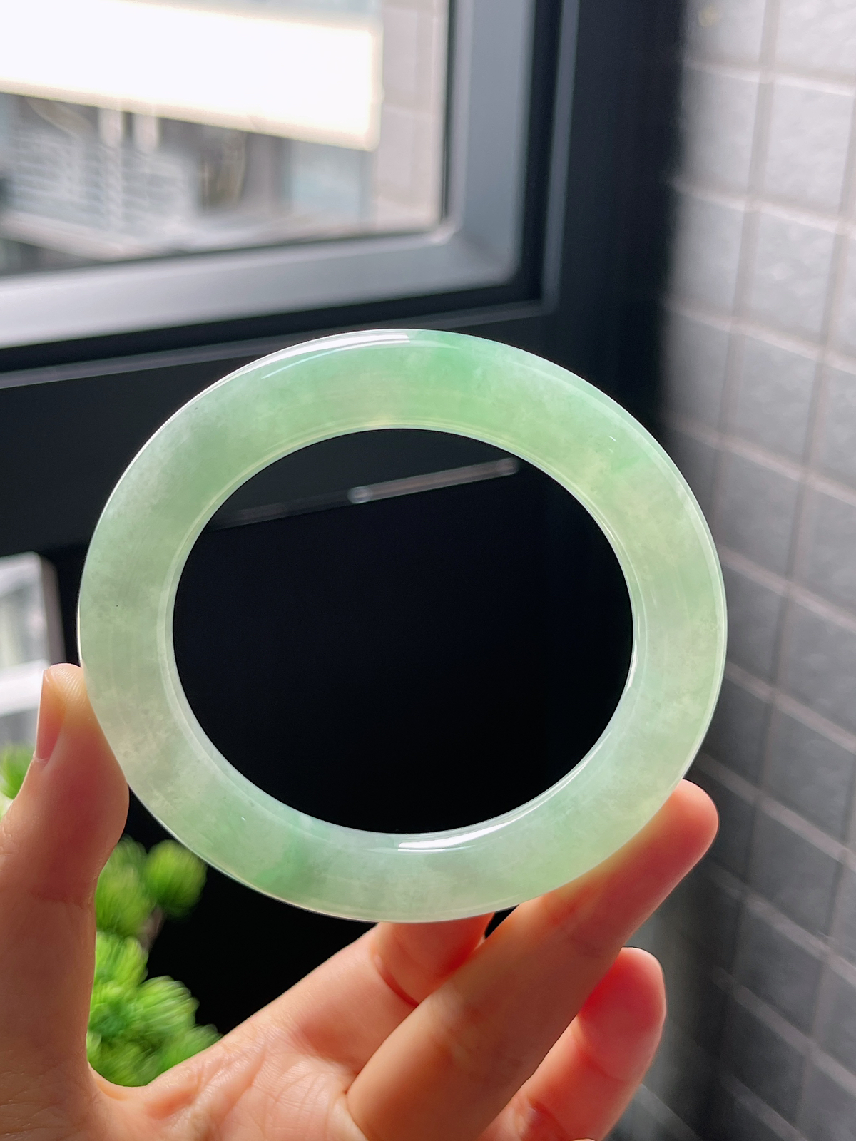 圈口56.3，冰糯种绿色翡翠圆条手镯