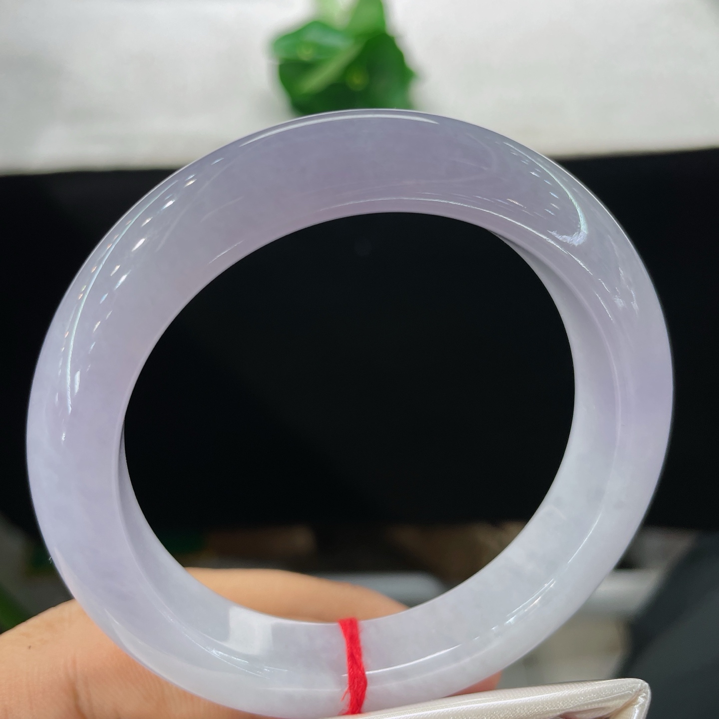 圈口56/12.2/9.5，正圈，55/56可戴，仿若紫雾凝霜，质地澄澈。淡雅紫色漫覆。无裂。