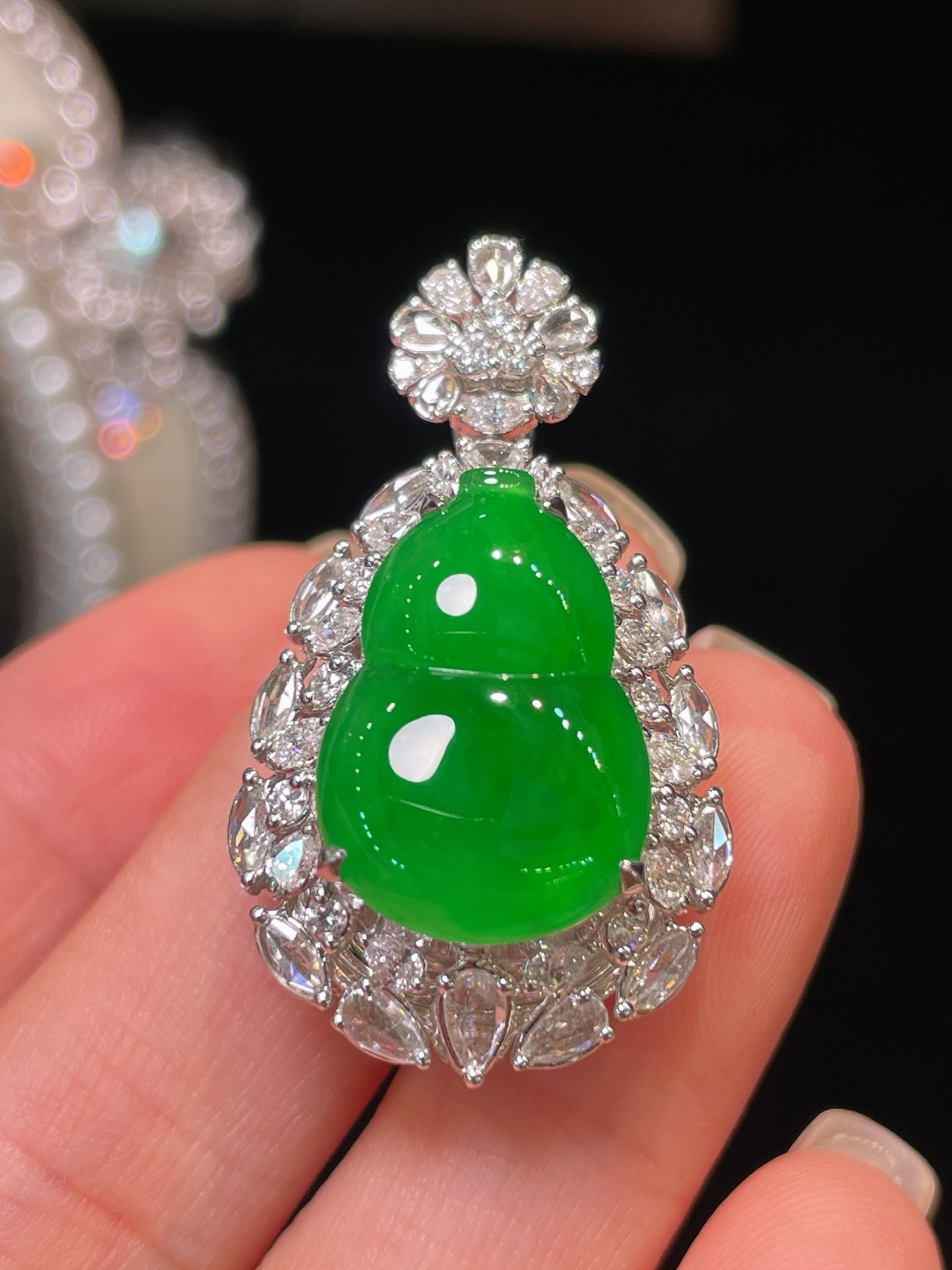 ️翡翠A货 葫芦吊坠，阳绿满色，料子冰润细腻，种老起光，18k金镶真钻，上身佩戴效果很好36.2-