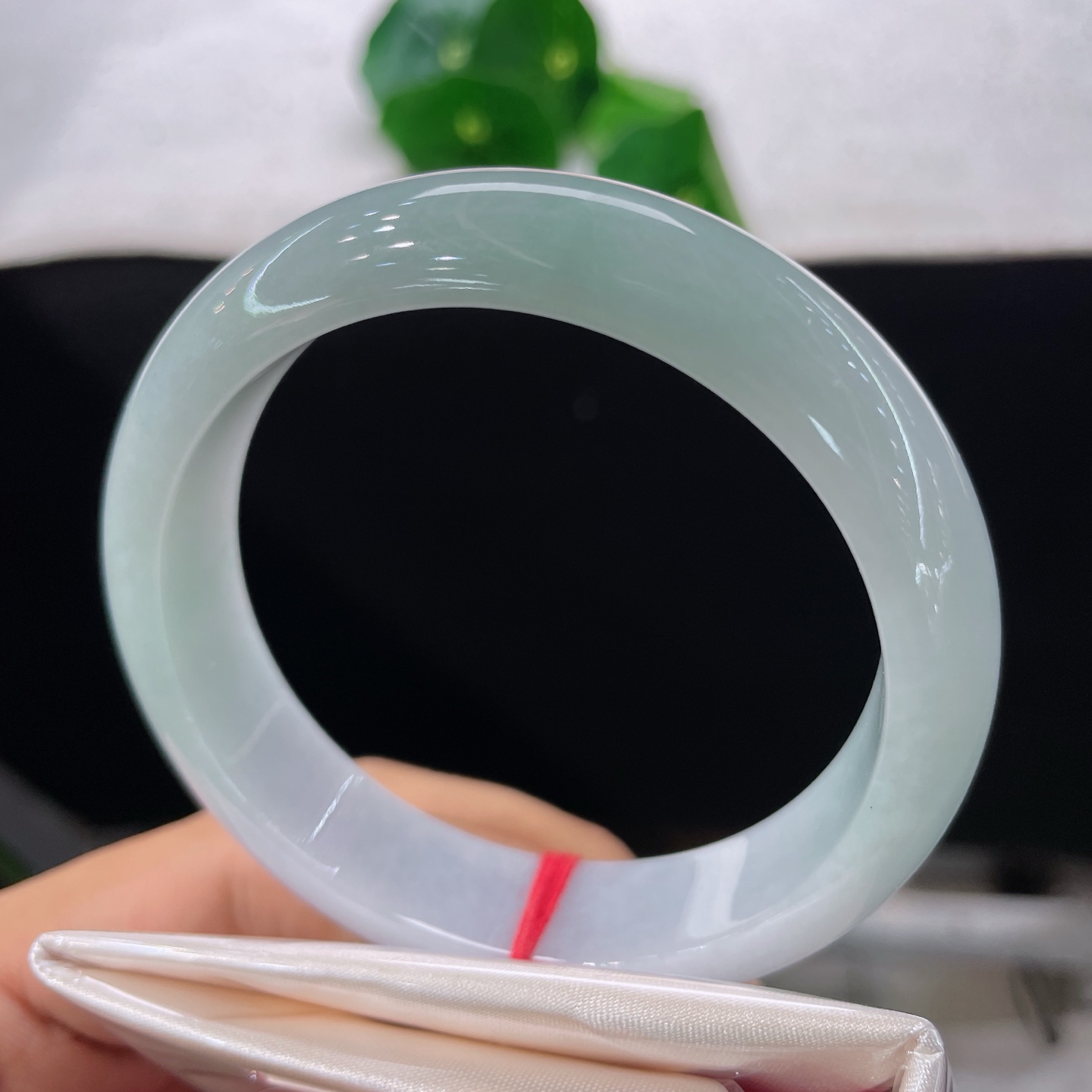 圈口59/14.5/8.1，淡果绿正圈，58/59可戴，仿若涧水含烟，浅青玉底水润莹亮，色泽淡雅。无裂。