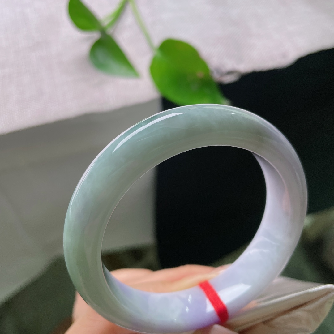 54/13.5/9.5，春彩正圈，皮纹，紫韵悠然，底色温润，腕间一缕春紫，柔韵天成，一镯揽尽春日温柔。ss55247a