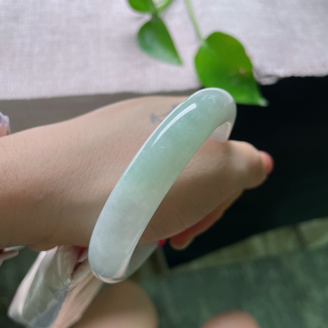 绿底正圈，无裂，底色干净素雅，淡淡青韵萦绕镯身，水润通透，素圈简约百搭，佩戴清爽舒适。ss54798a