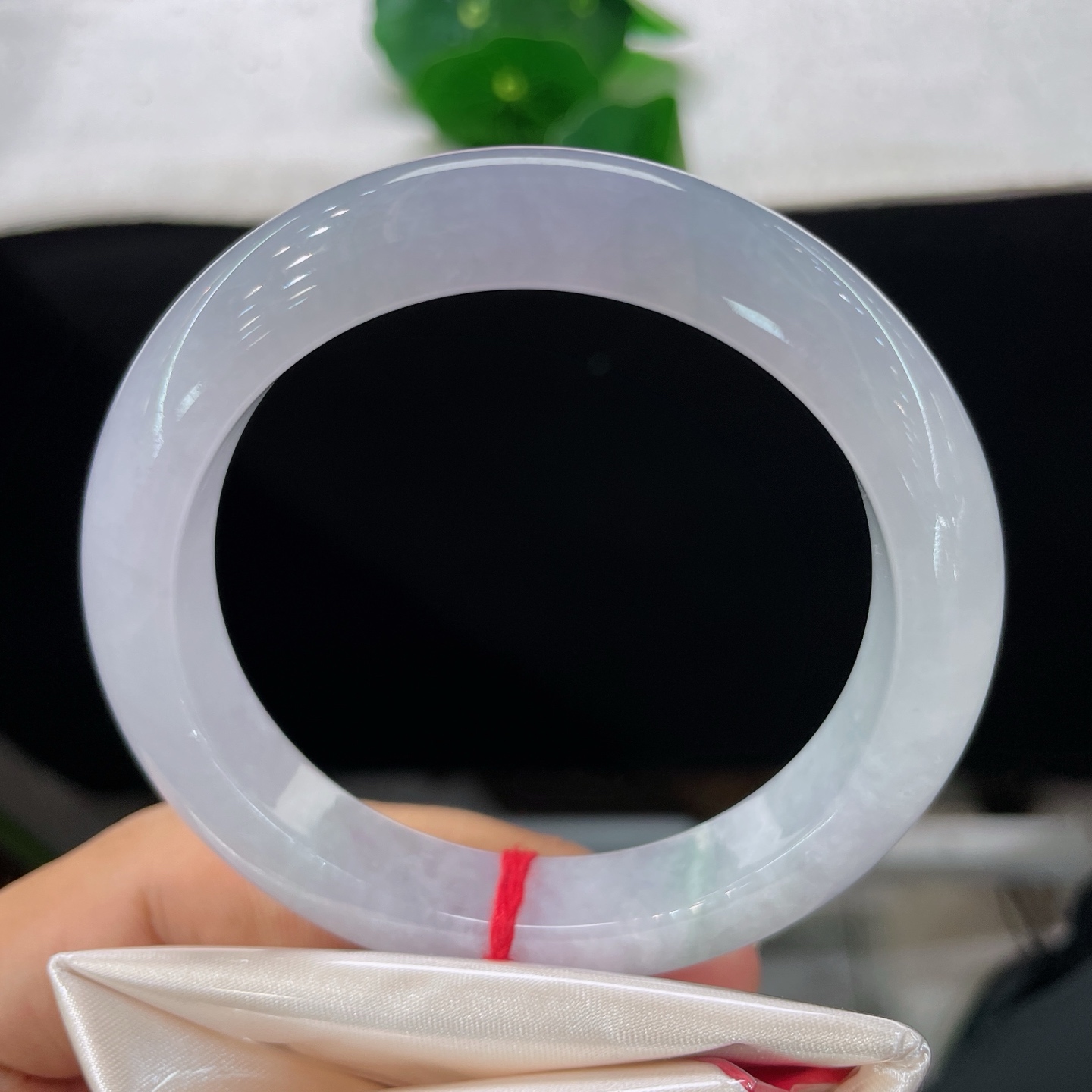 圈口57.6/11.5/8.9，冰紫正圈，57/58可戴，仿若轻烟笼月，质地澄澈。淡紫柔光萦绕。细微
