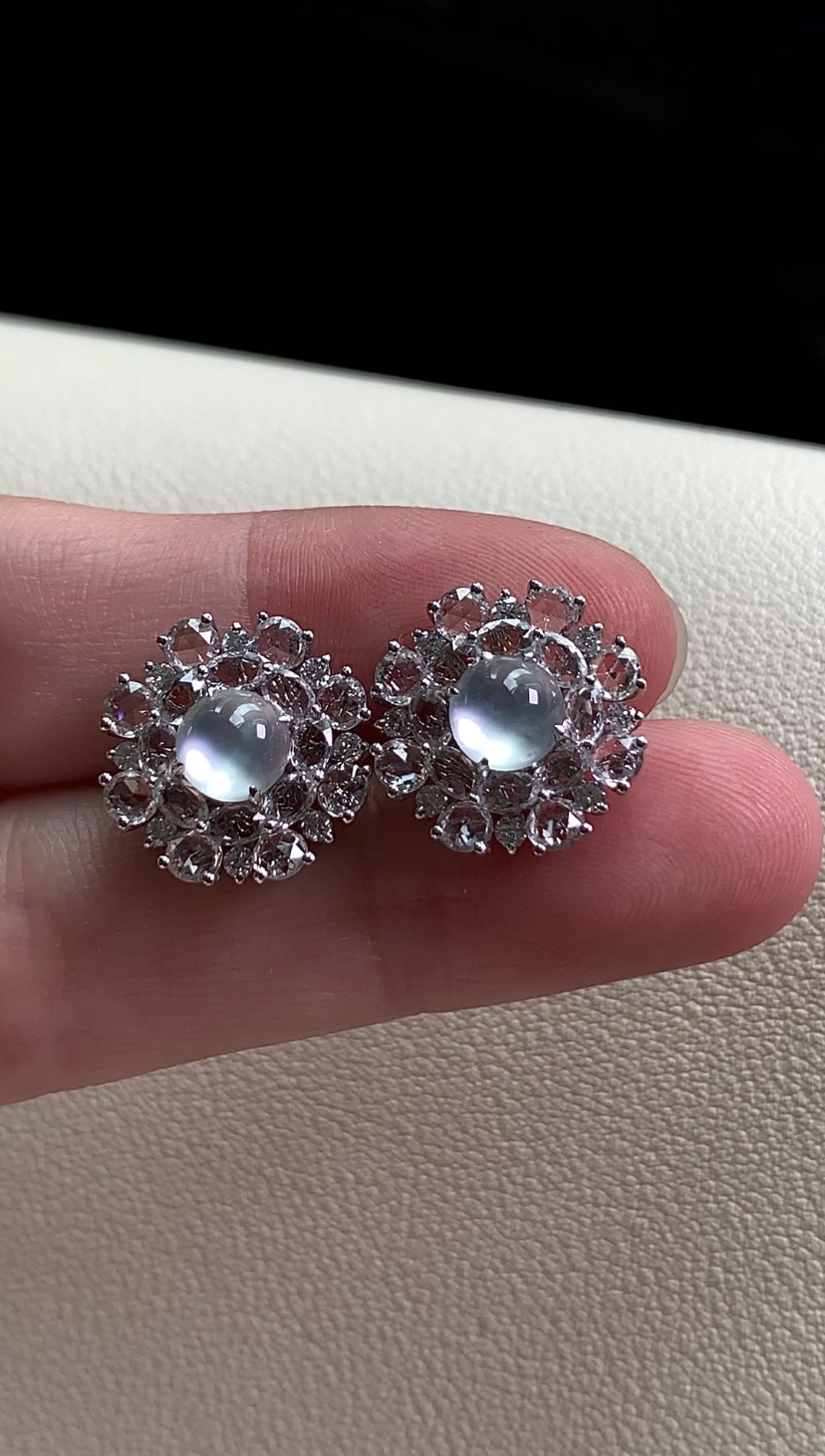 18k金镶嵌蛋面耳钉一对，冰润水透，种老细腻起荧，尺寸：取一：成品：13.8*7.1，裸石：5.7*5.4,a58928/730
