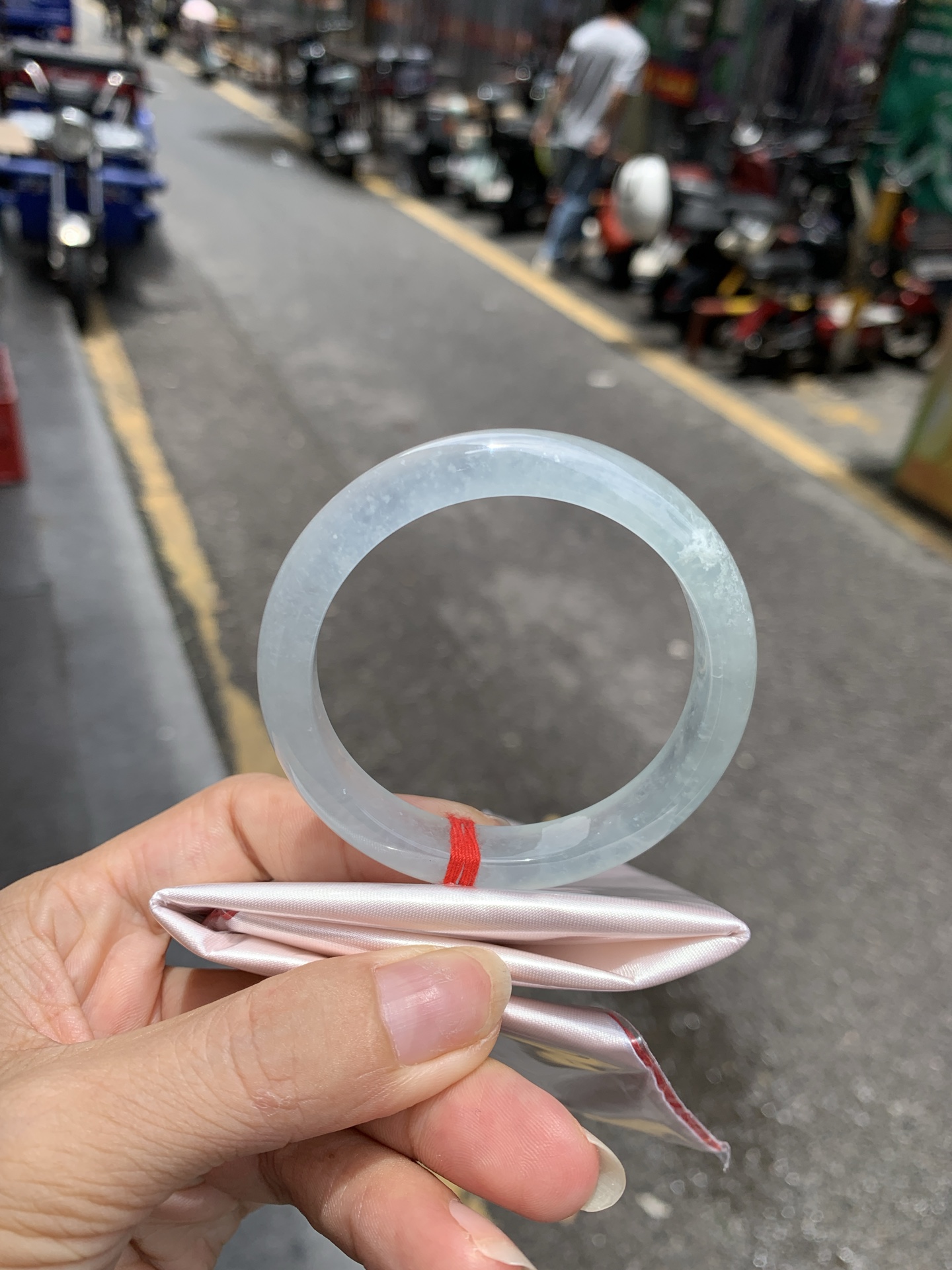 白冰正圈, 打灯几处细纹包容，底妆冰润，一腕清透，不愧是翡翠中的初恋，美得就像一件艺术品