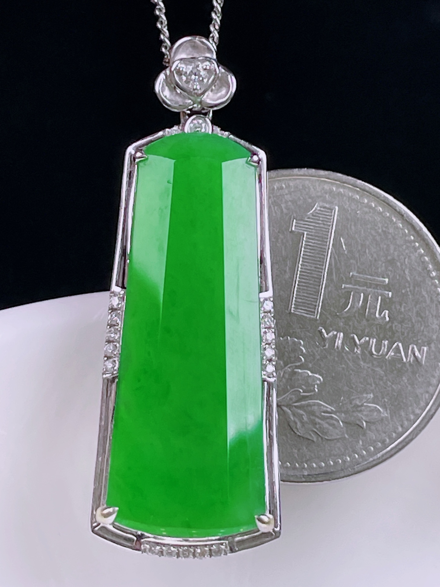 ️冰绿无事牌，老种起光，细底通透，尺寸：40/14.5/7裸石30.6/13.2/2.5mm0730