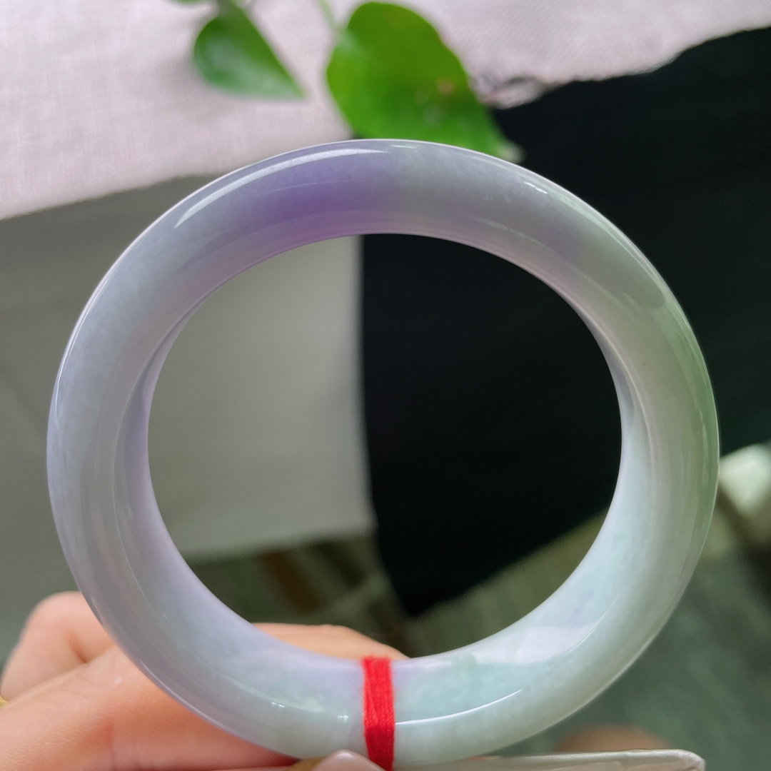 54/13.5/9.5，春彩正圈，皮纹，紫韵悠然，底色温润，腕间一缕春紫，柔韵天成，一镯揽尽春日温柔。ss55247a