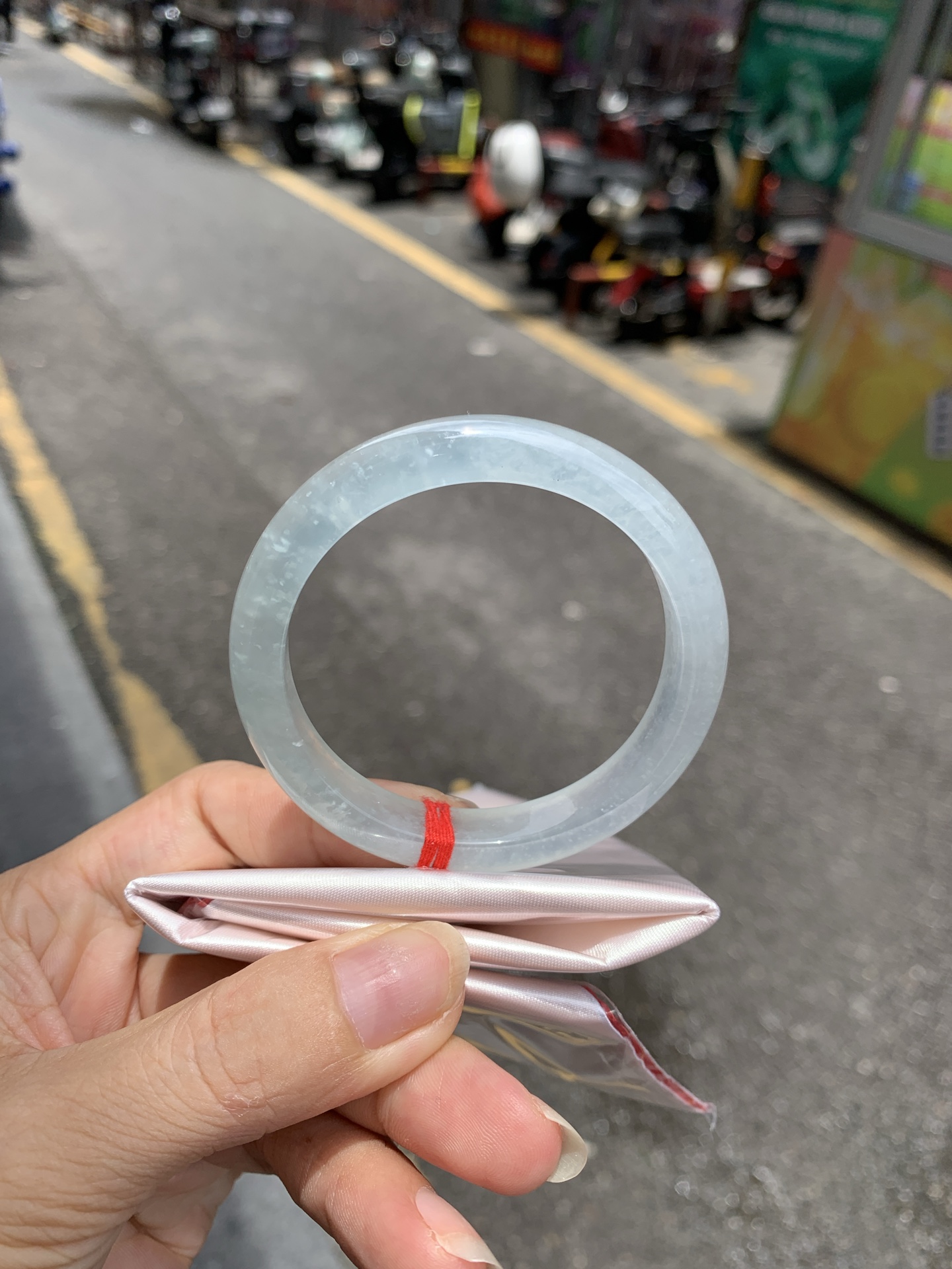 白冰正圈, 打灯几处细纹包容，底妆冰润，一腕清透，不愧是翡翠中的初恋，美得就像一件艺术品