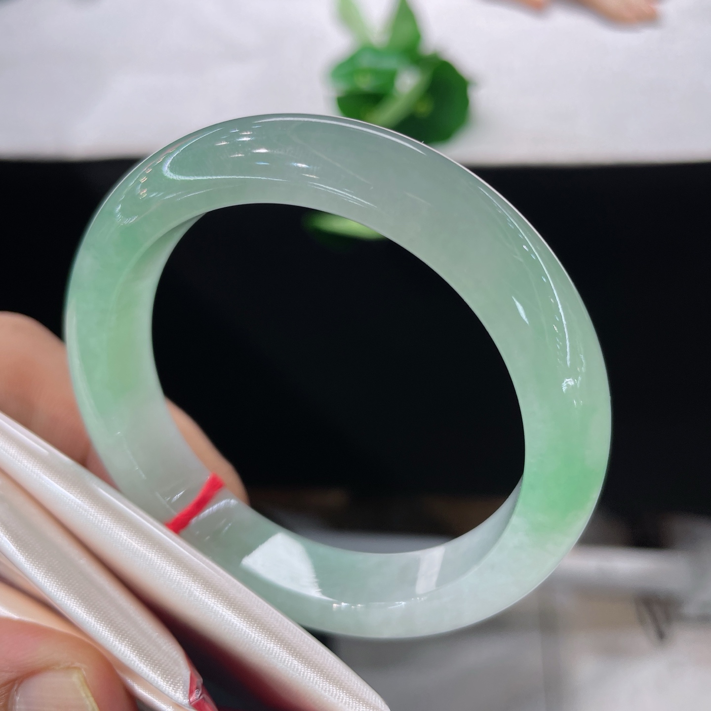 圈口54.5/11.8/8.5，晴底正圈，54/55可戴，仿若平湖凝翠，质地澄澈。清浅湖绿萦绕。无裂。