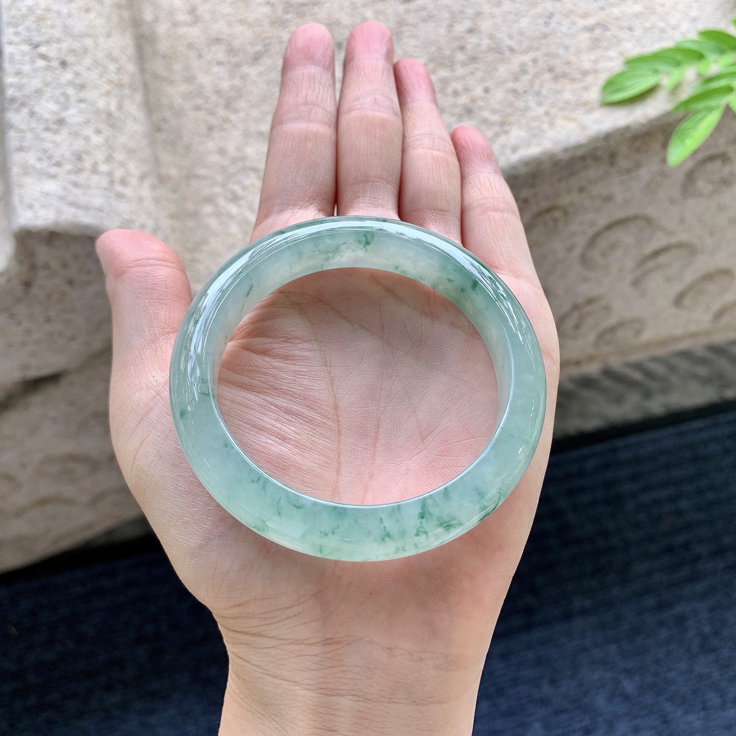 圆条53 54，圈口54.2/11.6/8，编码AD073142，糯冰飘花，水润，种老，细腻，无裂。