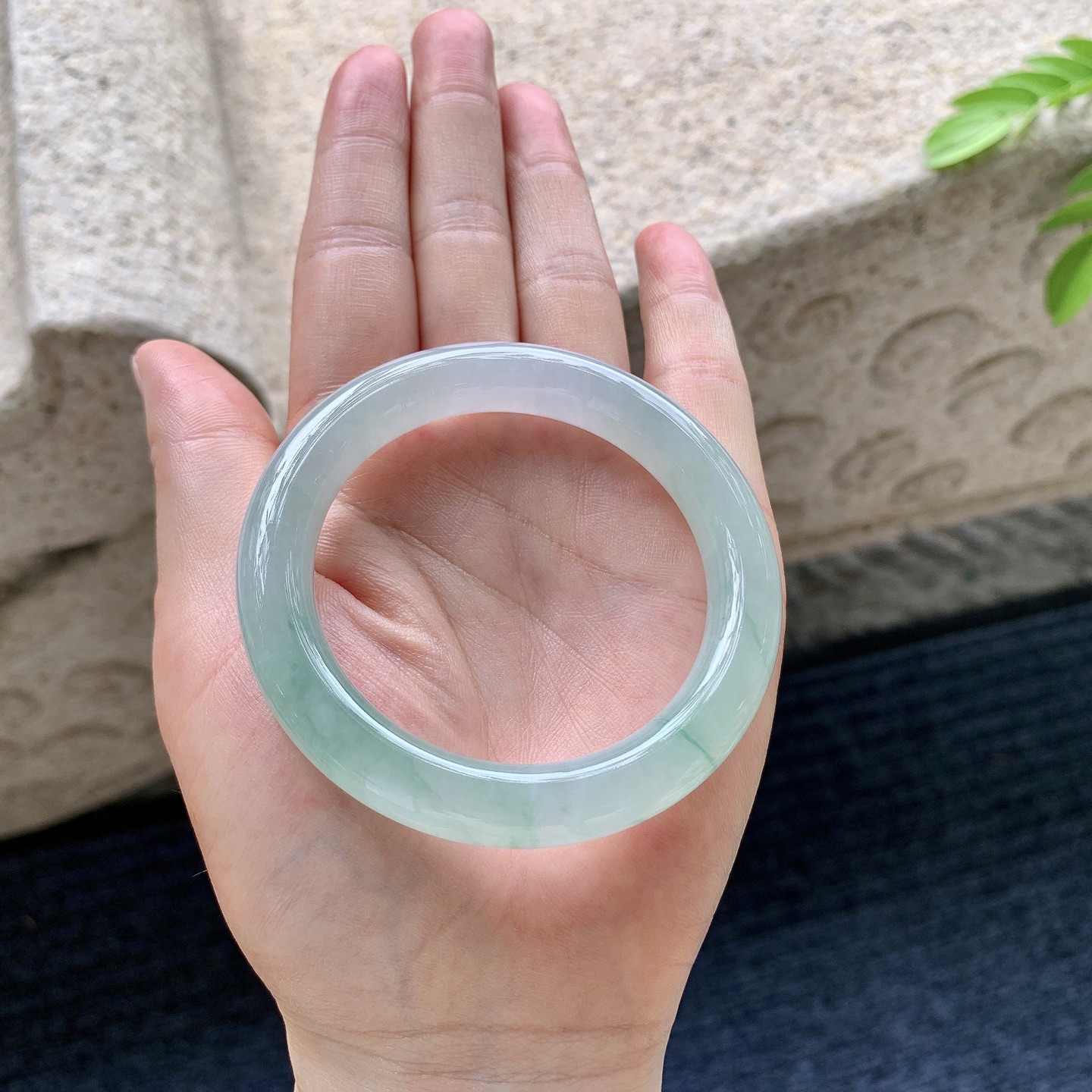 圆条50 51，圈口51/9.8/9.3，编码Q7073169，糯冰飘花，水润，种老，细腻，打灯有纹线