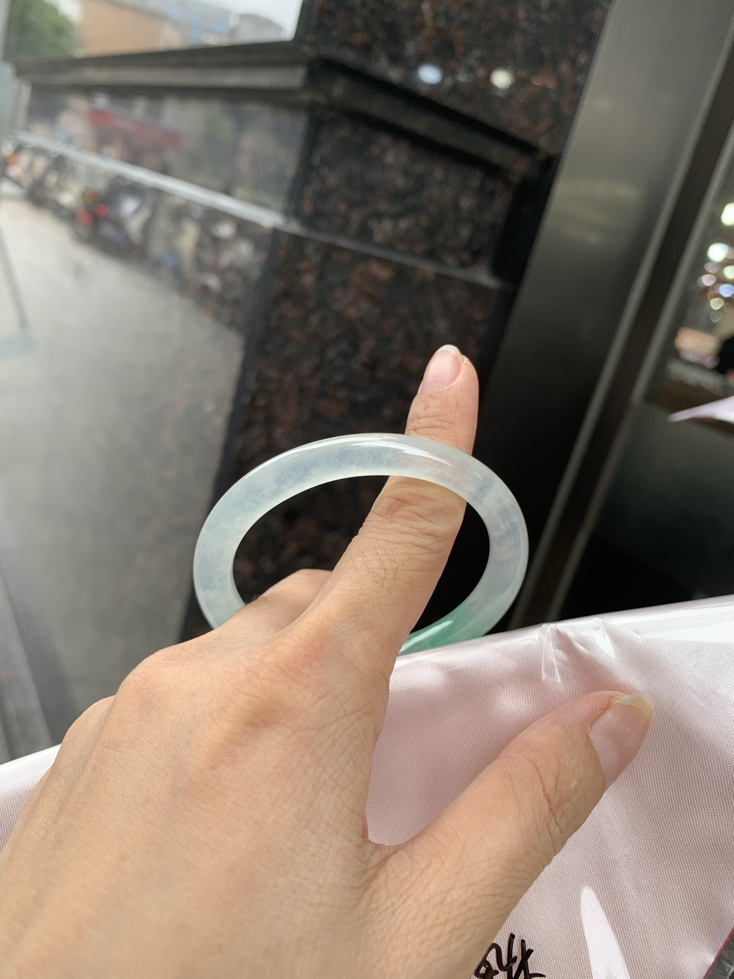 冰飘绿花贵妃，打灯细纹，冰透的底妆上金丝绿花点缀，简约却充满灵气，清新如芽，宛若自然的画卷凝结于腕间，静中带动，韵味悠长