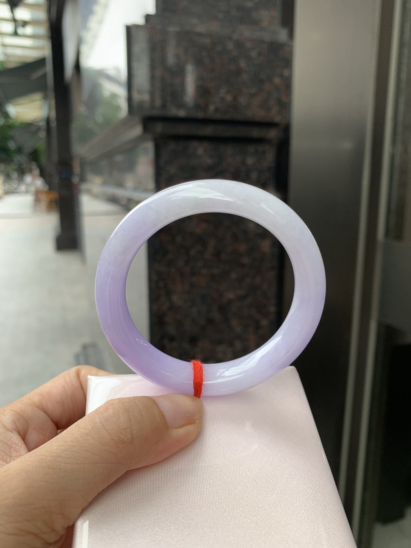 正圈，打灯棉絮，底妆水润，吸睛抢眼，浪漫迷人，仙气飘飘，优雅高贵显气质，感满满，底色均匀不失色，不同光线不一样视觉感受