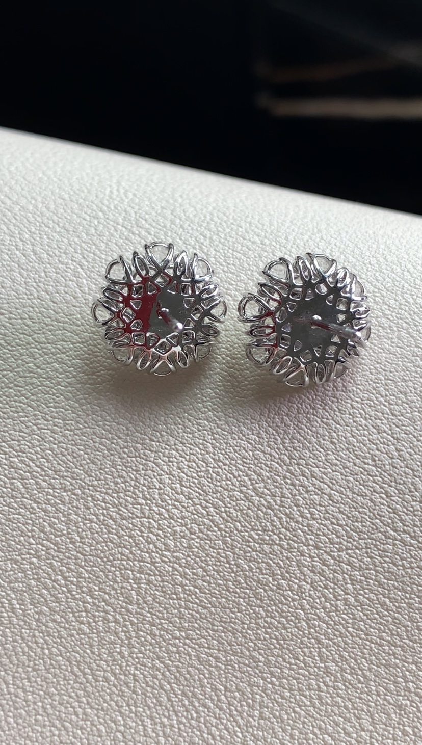 18k金镶嵌蛋面耳钉一对，冰润水透，种老细腻起荧，尺寸：取一：成品：13.8*7.1，裸石：5.7*5.4,a58928/730
