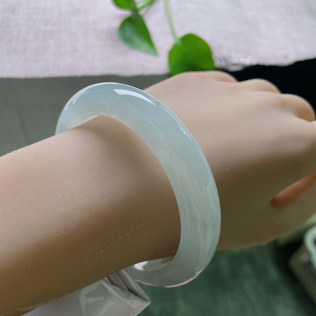冰底正圈，晶体纹，种质老透莹润，清浅淡青凝于镯身，素净柔和，如一汪静水温润内敛。ss ss56309a