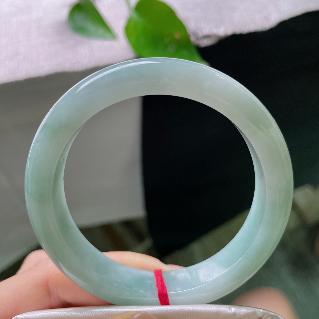 蓝底正圈，一点皮纹，淡雅浅青底色，水润冰透，素圈简约大气，佩戴清爽舒适，日常百搭耐看。ss54120a