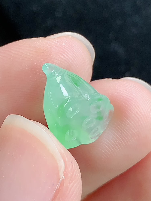 冰飘绿莲蓬花，无裂，尺寸13.9*11.6*6.1mm，Q30azd8
