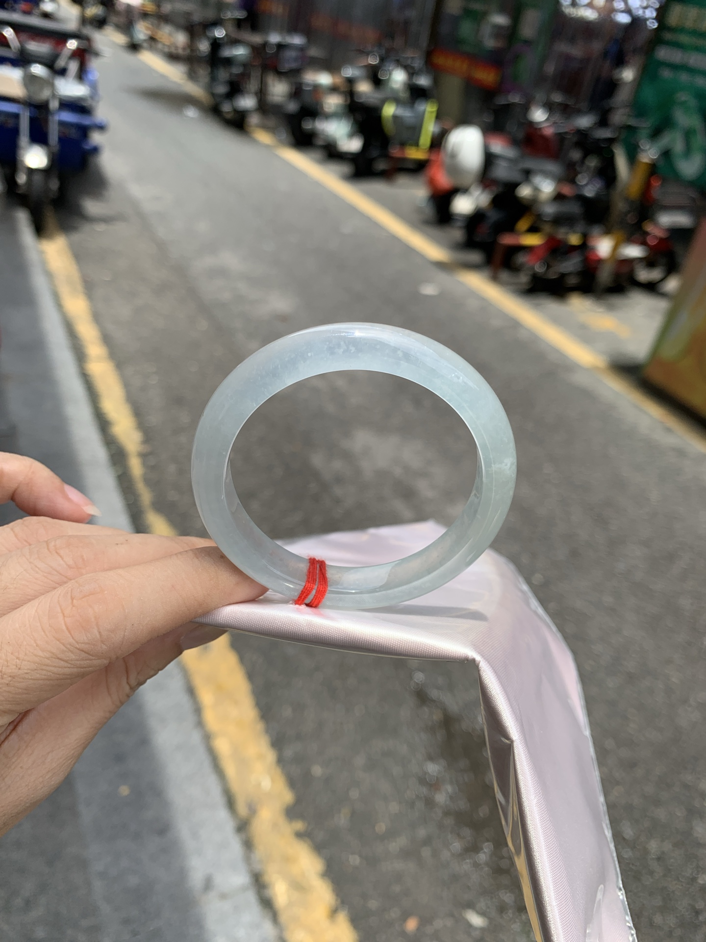 白冰正圈, 打灯几处细纹包容，底妆冰润，一腕清透，不愧是翡翠中的初恋，美得就像一件艺术品