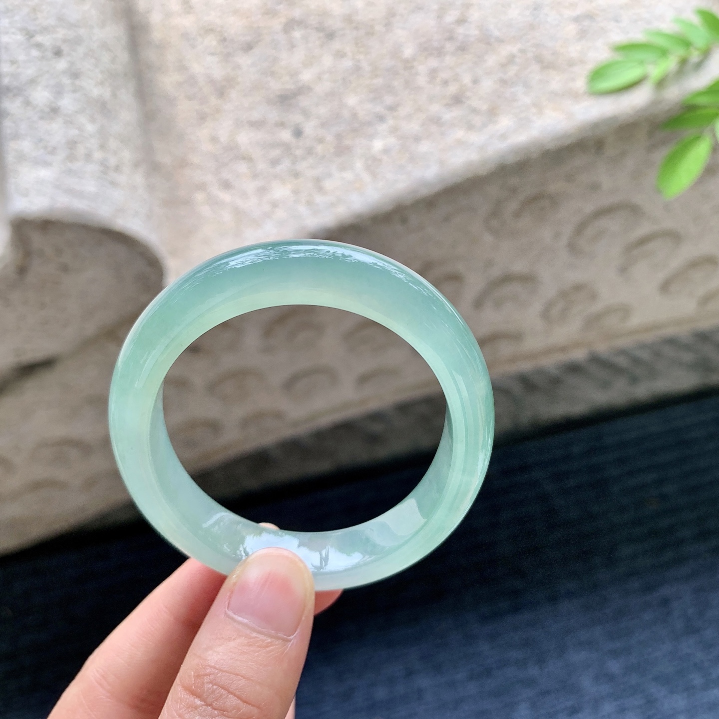 贵妃52 53，圈口53.5/47.4/10.3/7.7，编码HT073154，描述冰糯油绿，水润，种老，细腻，有絮线
