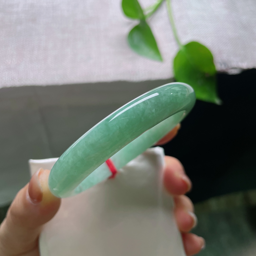 绿底正圈，无裂，一腕晴水碧色，如玉浸春潭，清润柔和，自带悠然静谧的气韵。ss ss48769a