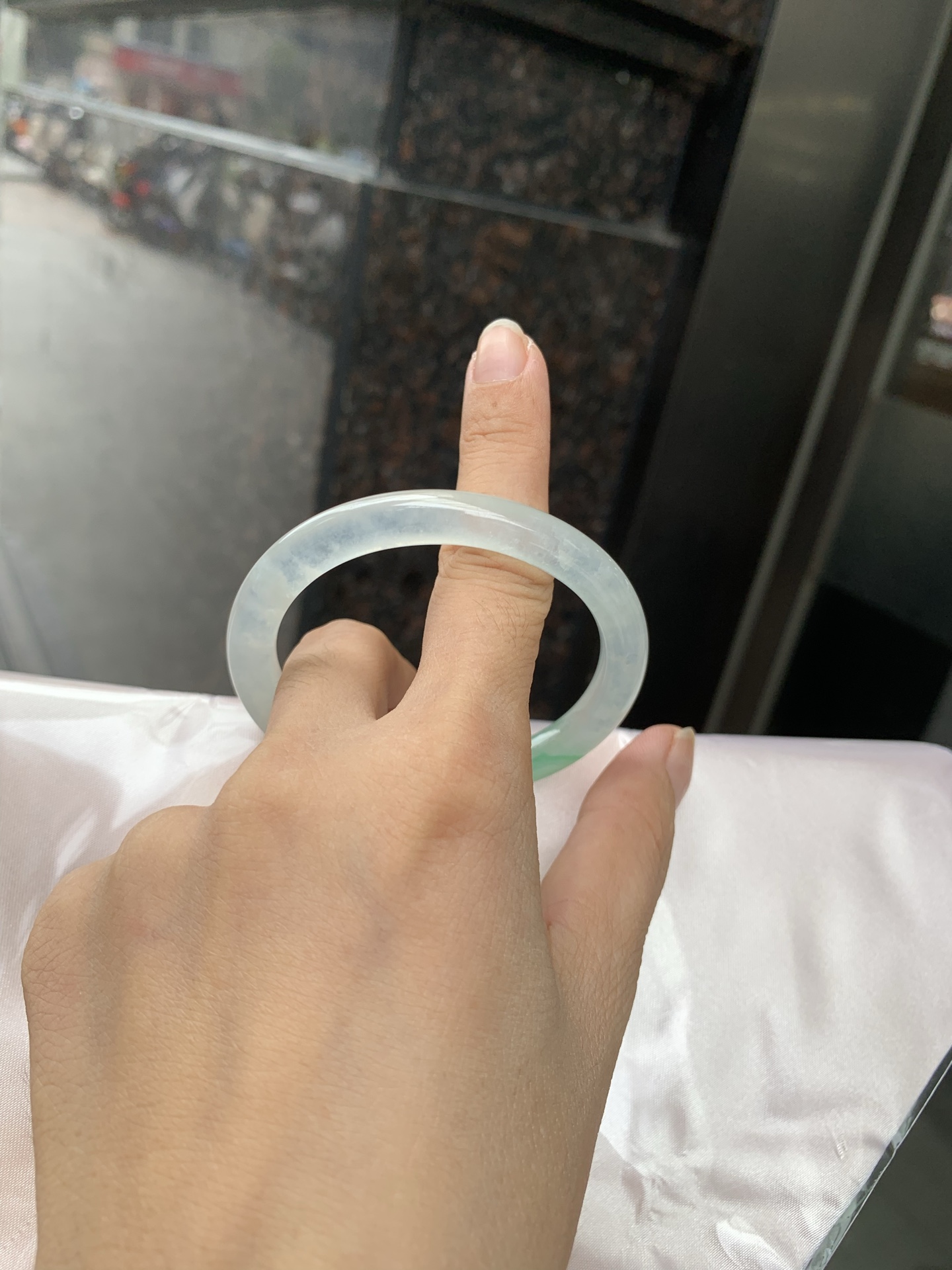 冰飘绿花贵妃，打灯细纹，冰透的底妆上金丝绿花点缀，简约却充满灵气，清新如芽，宛若自然的画卷凝结于腕间，静中带动，韵味悠长
