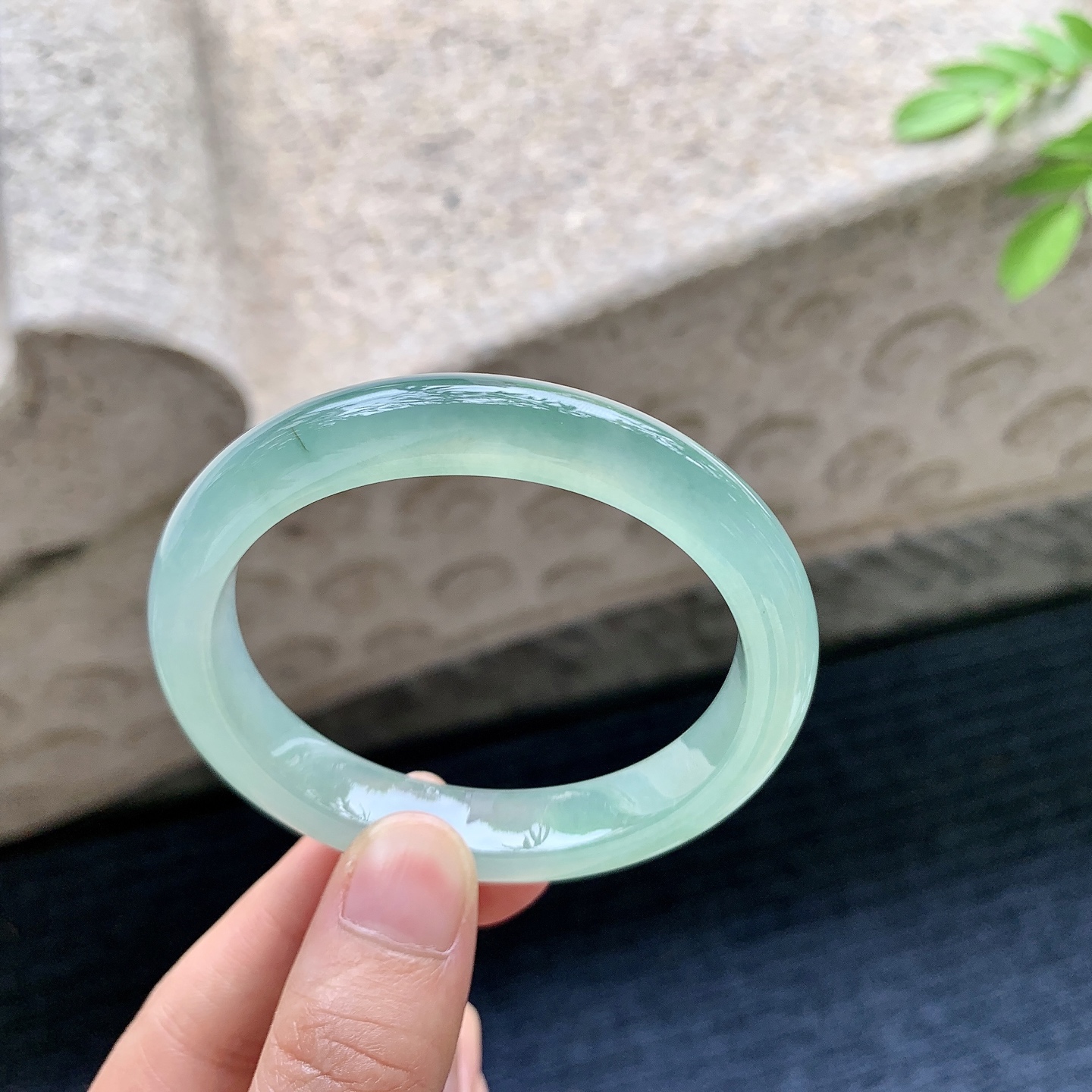 贵妃52 53，圈口53.5/47.4/10.3/7.7，编码HT073154，描述冰糯油绿，水润，种老，细腻，有絮线