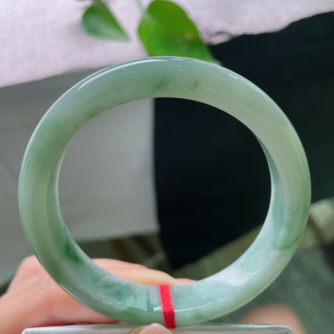 57.8/11.6/8.9，飘花正圈，棉线，清新的浅青底上，灵动绿飘花随性舒展，如同水墨晕染，自带淡