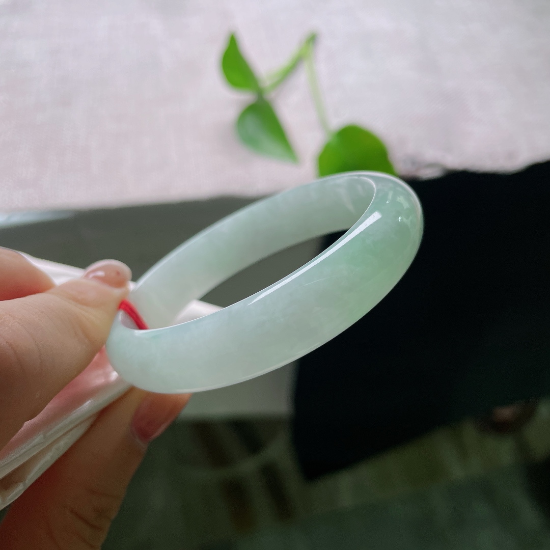 53.6（48)/12.1/6.2，浅绿底贵妃，水头好，种老，肉质细腻干净，皮纹，55236a