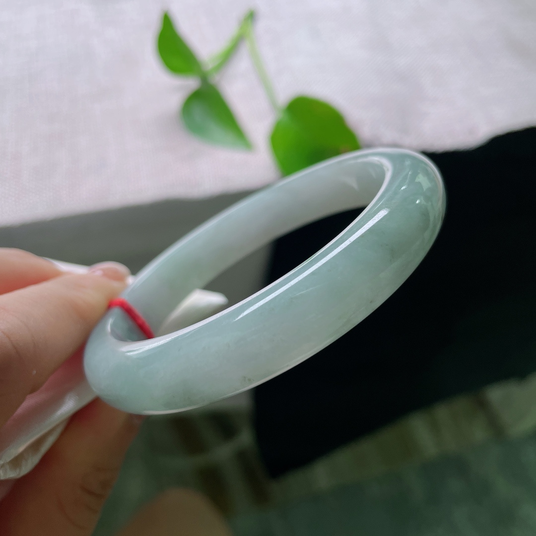 60.8/12/8.9，淡蓝底正圈，无裂，玉质细腻，素雅耐看，上手清爽沉静，日常百搭，ss52156a