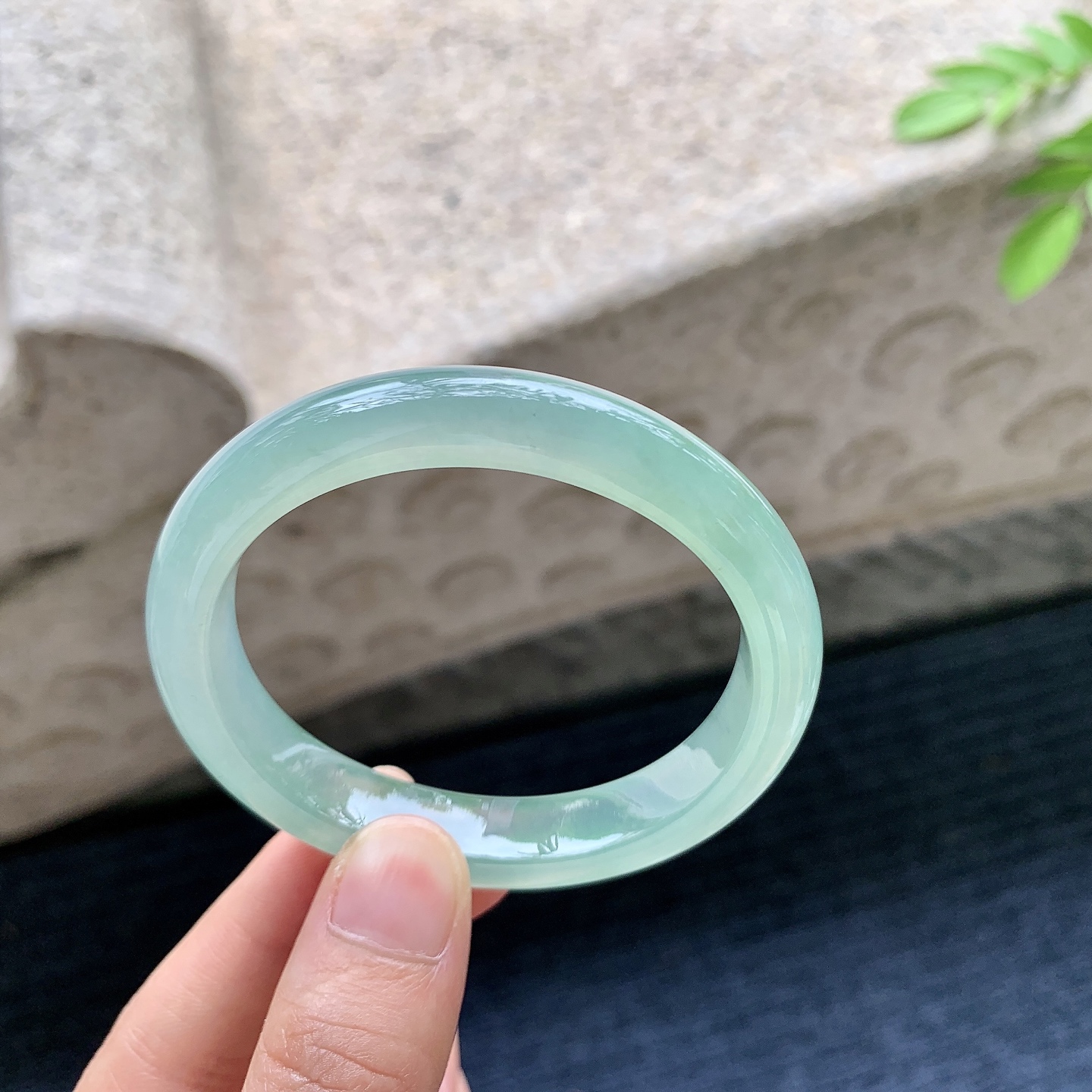 贵妃52 53，圈口53.5/47.4/10.3/7.7，编码HT073154，描述冰糯油绿，水润，种老，细腻，有絮线