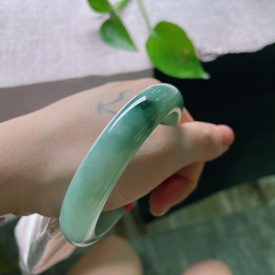 56.1/12.6/8.7，飘花正圈，无裂，一汪湖青，漫染飘花，腕间温润，静显东方雅致。ss54367a