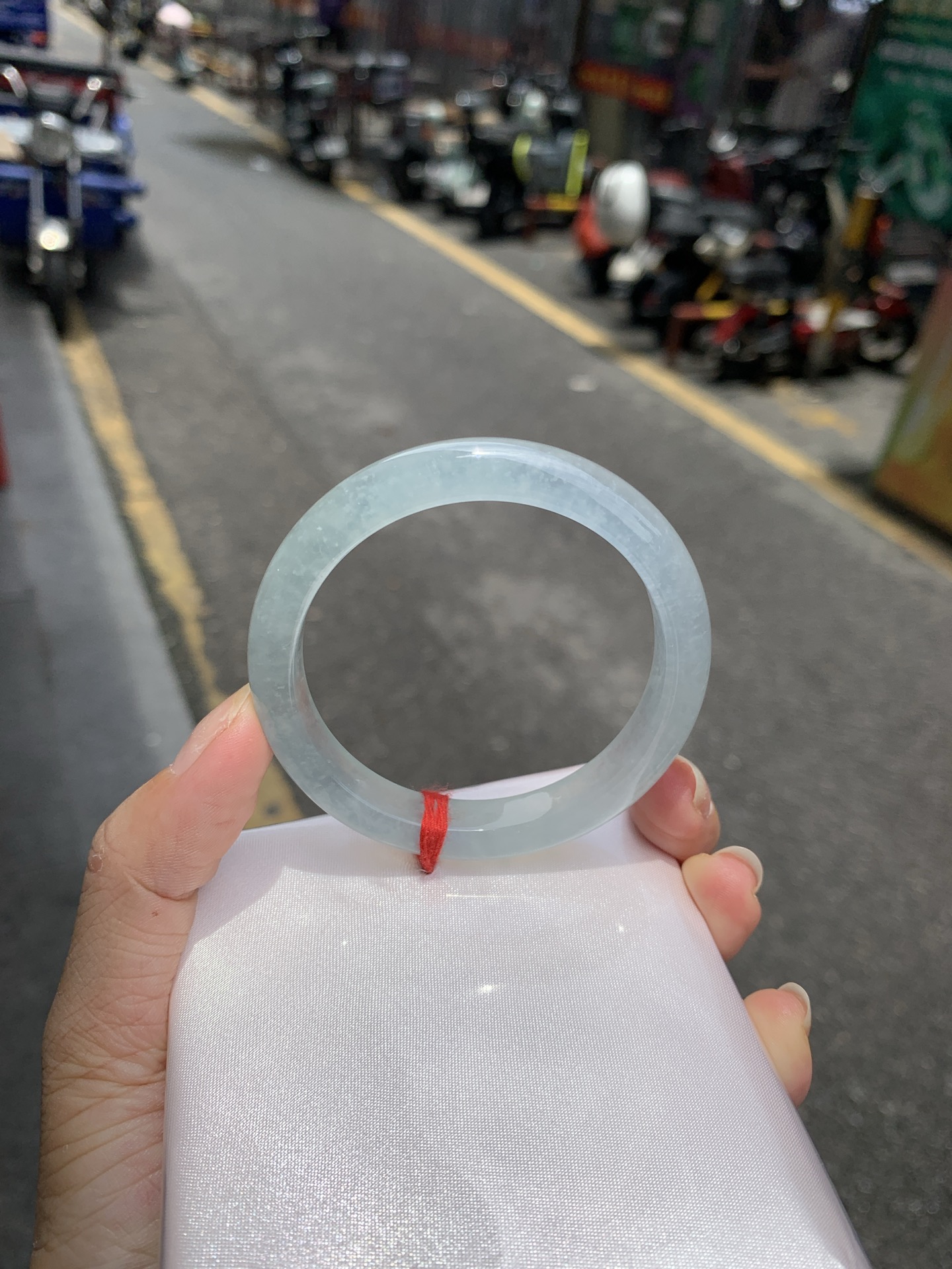 白冰正圈, 打灯几处细纹包容，底妆冰润，一腕清透，不愧是翡翠中的初恋，美得就像一件艺术品