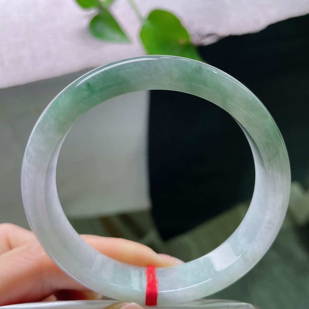 58.9/12.4/8.0，飘花正圈，一点皮纹，半山凝翠，一端清素一端碧韵，浓淡相宜，藏尽山水含蓄之
