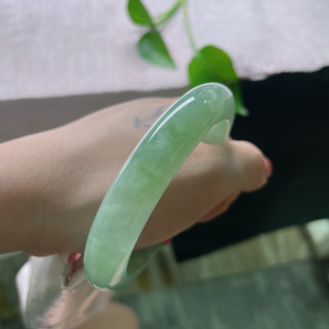 58.2/12.4/9.1，绿底正圈，无裂，腕间一捧清湖碧色，温润晴绿悠然舒展，自带清风拂面的恬淡意境。ss ss54980a