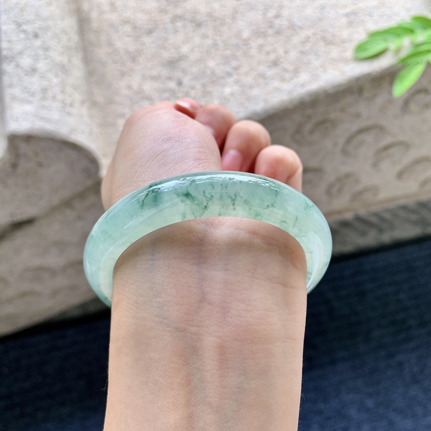 圆条53 54，圈口54.2/11.6/8，编码AD073142，糯冰飘花，水润，种老，细腻，无裂。