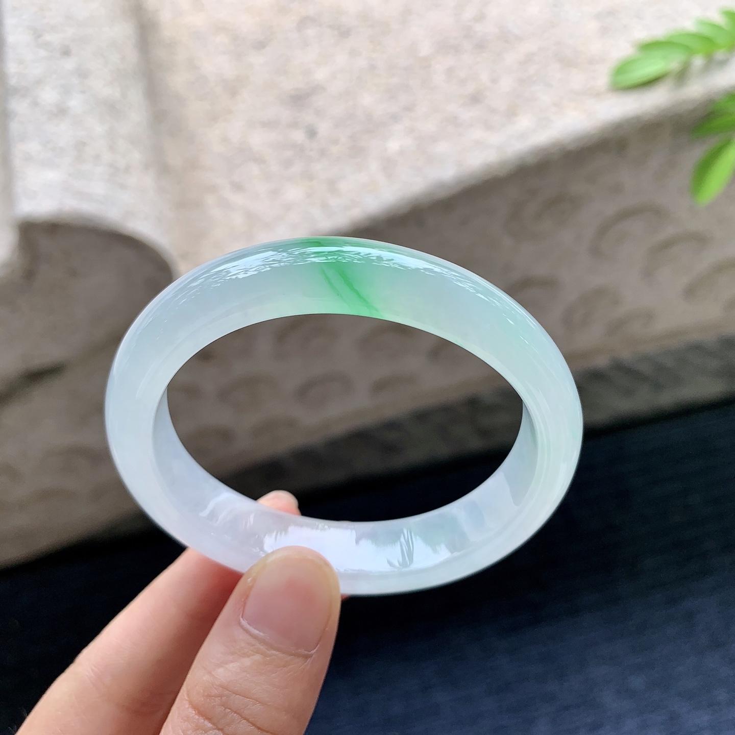 贵妃52 53，圈口53.7/45.5/12.1/7.5，编码HT073159，描述：冰糯飘绿，水润，种老，细腻，打灯有絮线