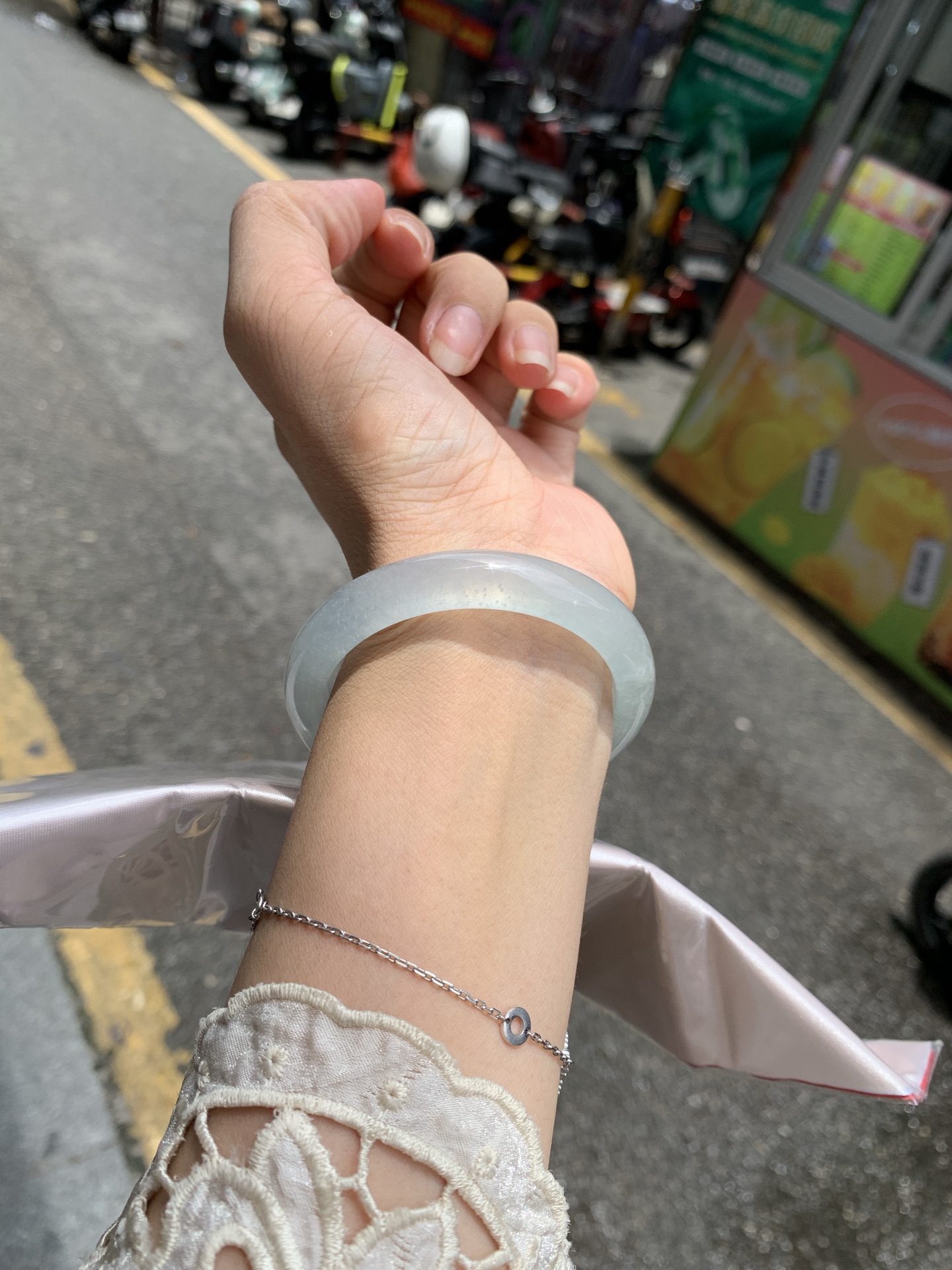 白冰正圈, 打灯几处细纹包容，底妆冰润，一腕清透，不愧是翡翠中的初恋，美得就像一件艺术品