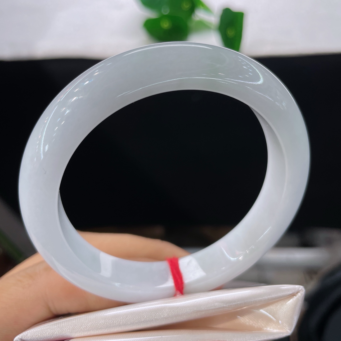 圈口56.7/11.6/8.5，细糯正圈，56/57可戴，仿若霜月凝光，质地澄澈。素净浅白玉身温润细腻。无裂。