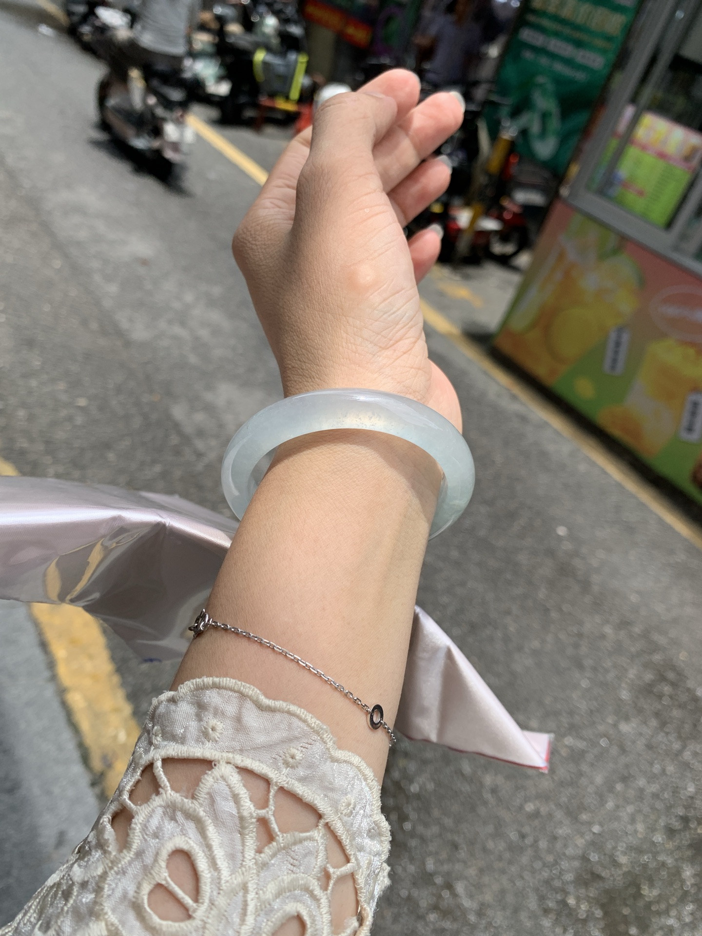 白冰正圈, 打灯几处细纹包容，底妆冰润，一腕清透，不愧是翡翠中的初恋，美得就像一件艺术品