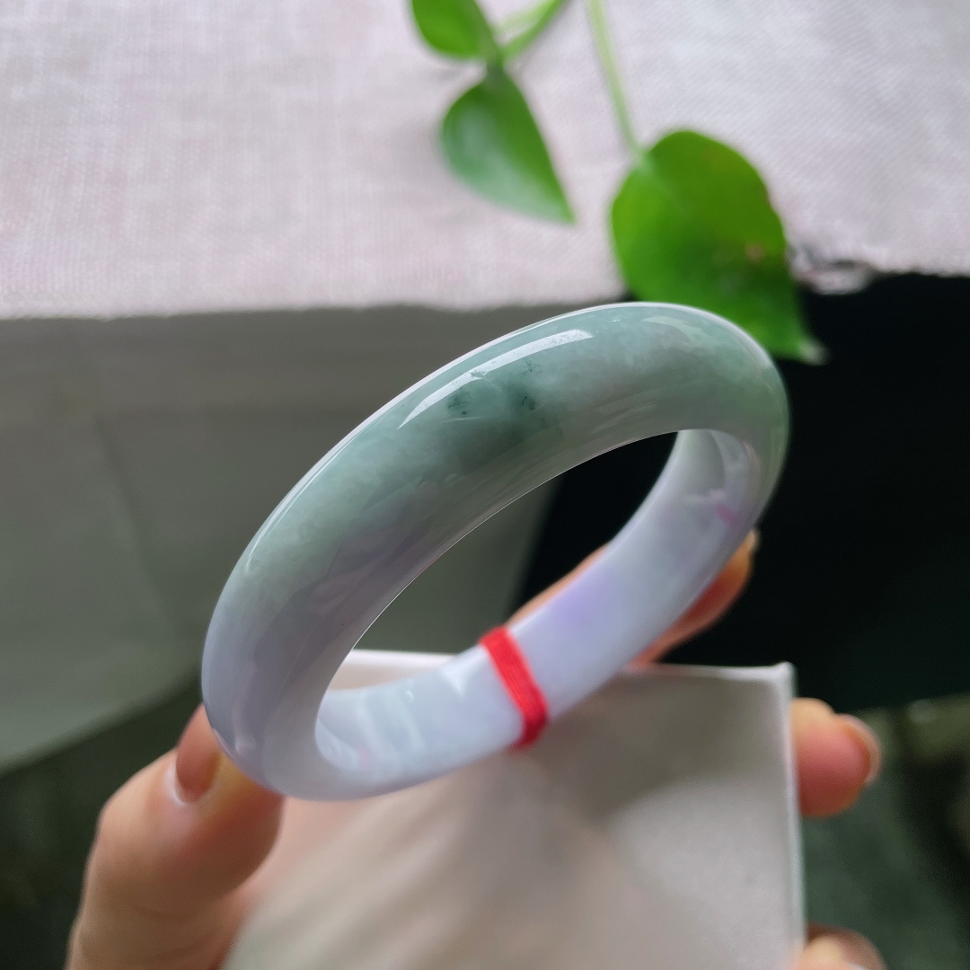 54/13.5/9.5，春彩正圈，皮纹，紫韵悠然，底色温润，腕间一缕春紫，柔韵天成，一镯揽尽春日温柔。ss55247a