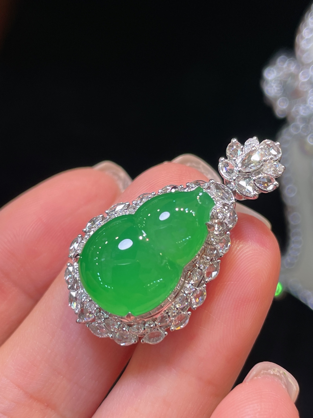 ️翡翠A货 葫芦吊坠，阳绿满色，料子冰润细腻，种老起光，18k金镶真钻，上身佩戴效果很好34.1-18.5-13.3裸石18.7-12.3-5