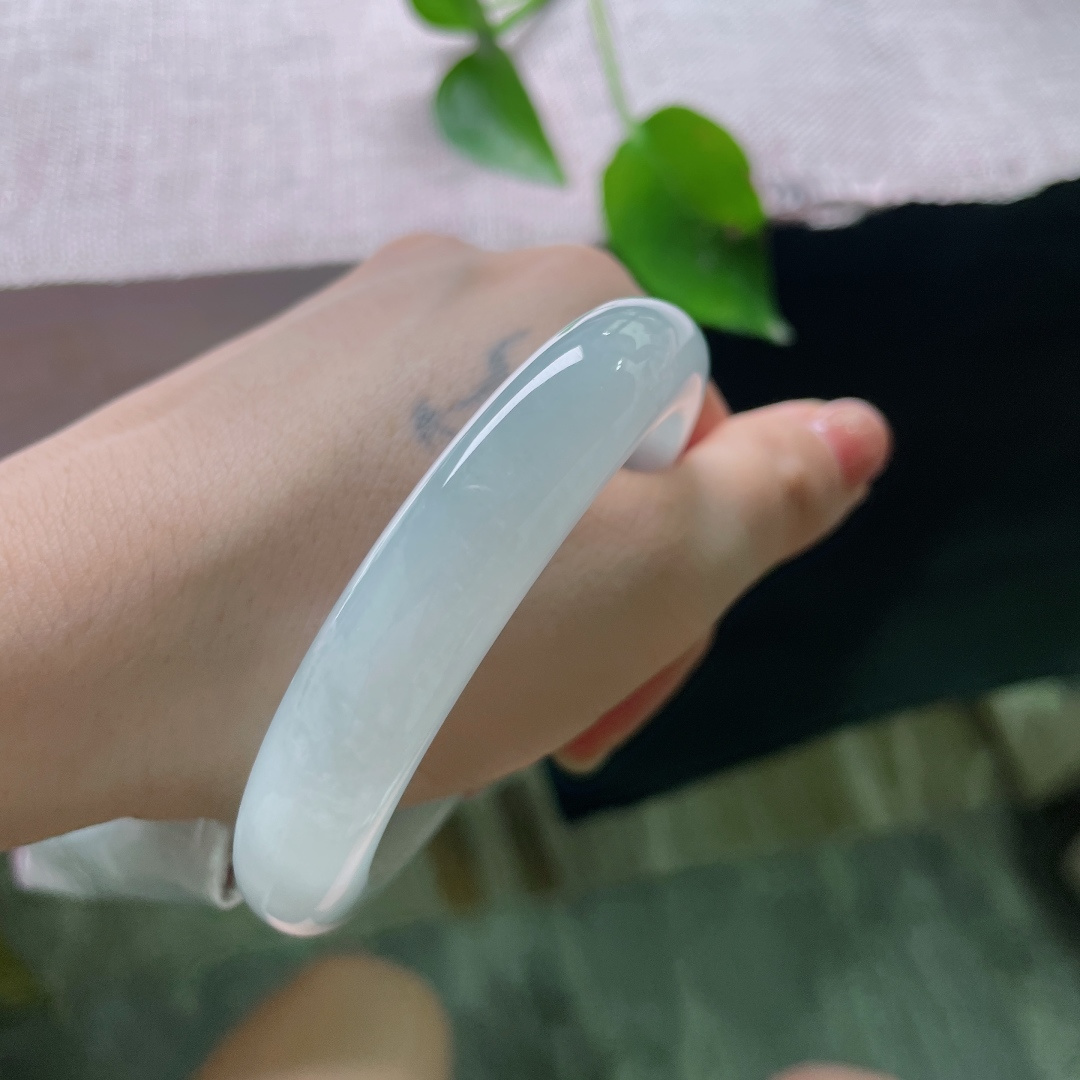 冰底正圈，晶体纹，种质老透莹润，清浅淡青凝于镯身，素净柔和，如一汪静水温润内敛。ss ss56309a