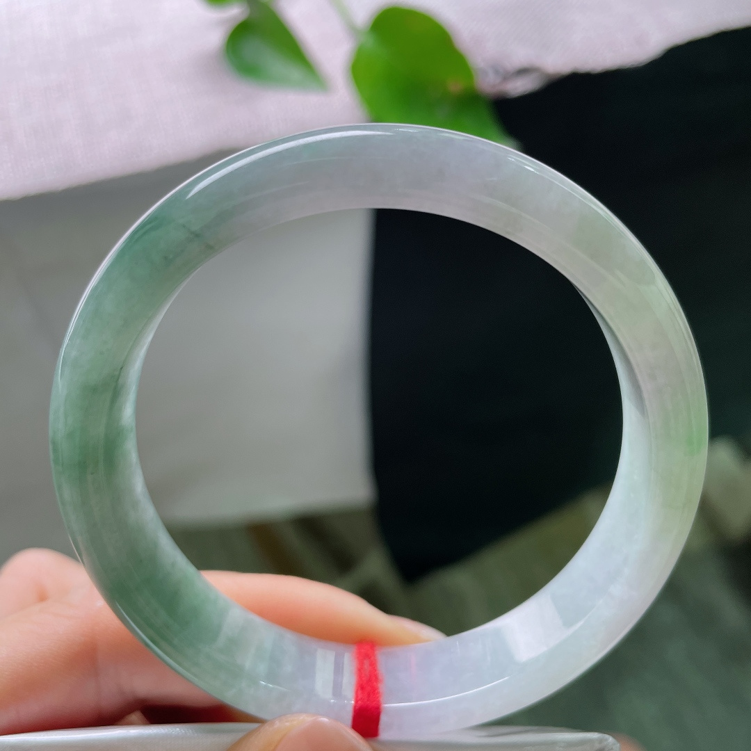 58.9/12.4/8.0，飘花正圈，一点皮纹，半山凝翠，一端清素一端碧韵，浓淡相宜，藏尽山水含蓄之美。ss ss54766a