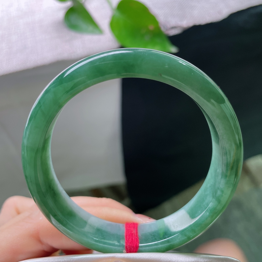 56.7/13.2/8.4，飘花正圈，皮纹，腕间一汪幽青，漫染繁花，沉静温润，尽显古韵风骨。ss54390a