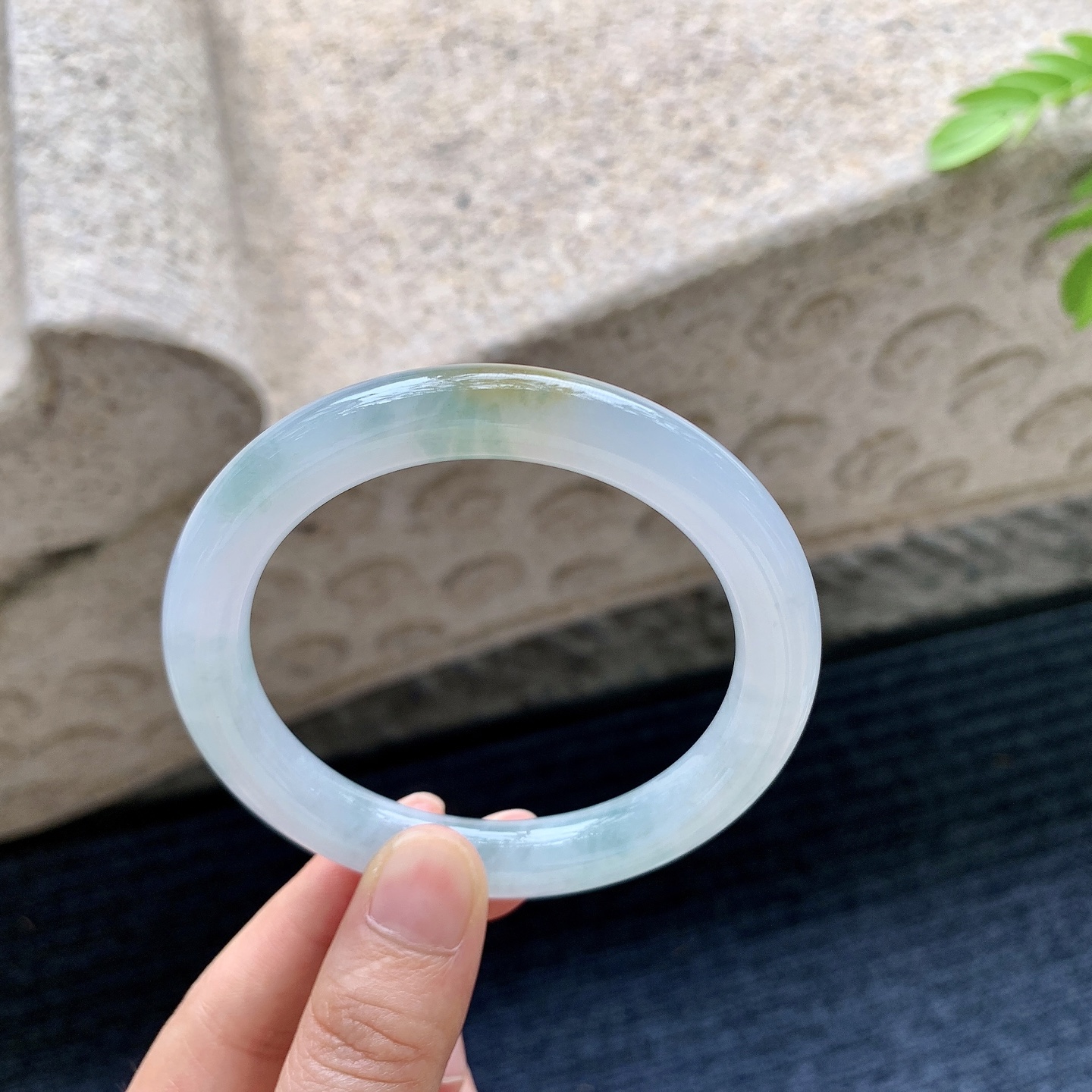 圆条57 58，圈口58/9.6/9.7，编码AD073152，糯冰飘黄翡，水润，种老，细腻，打灯有纹线