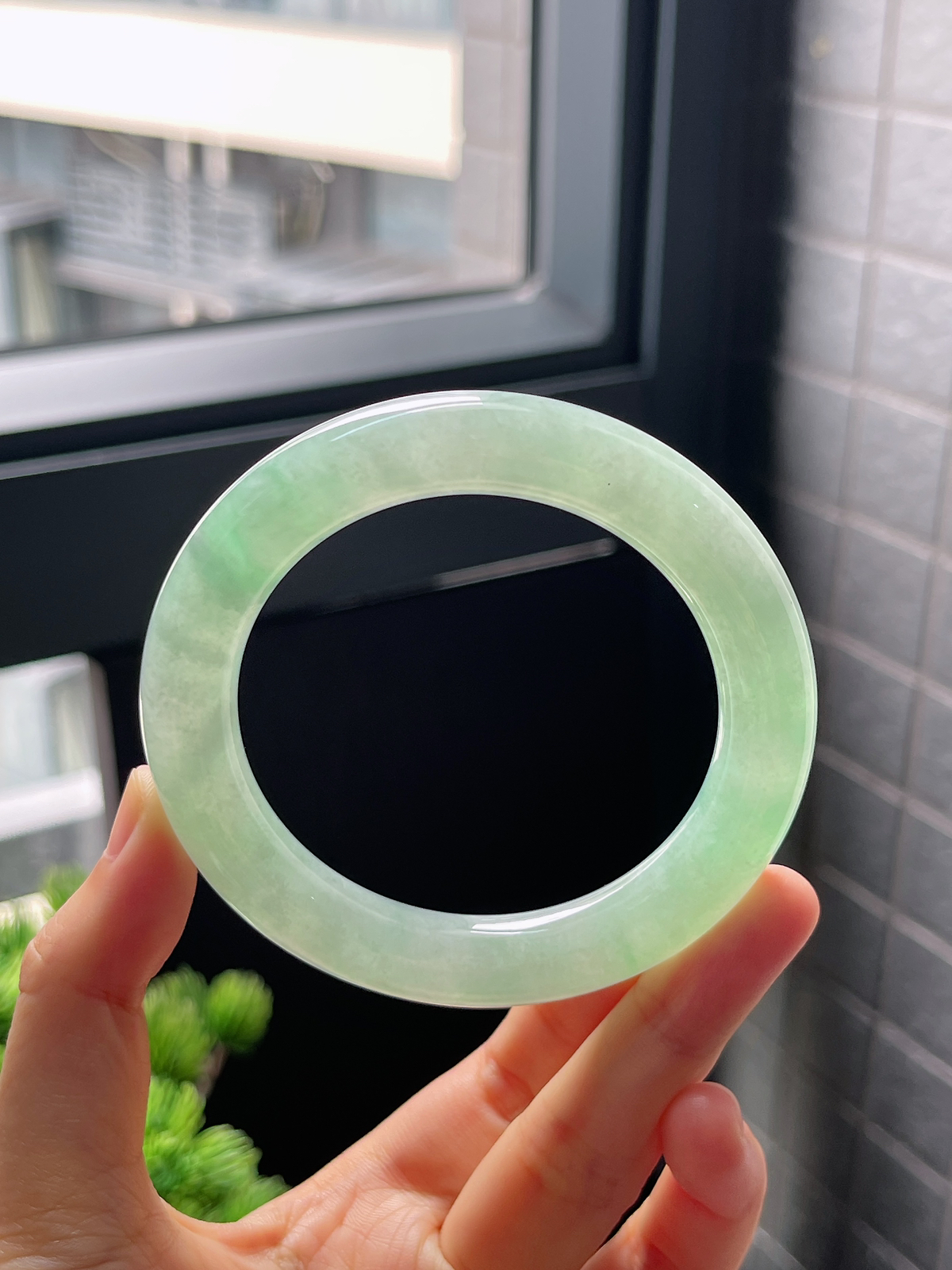 圈口56.3，冰糯种绿色翡翠圆条手镯