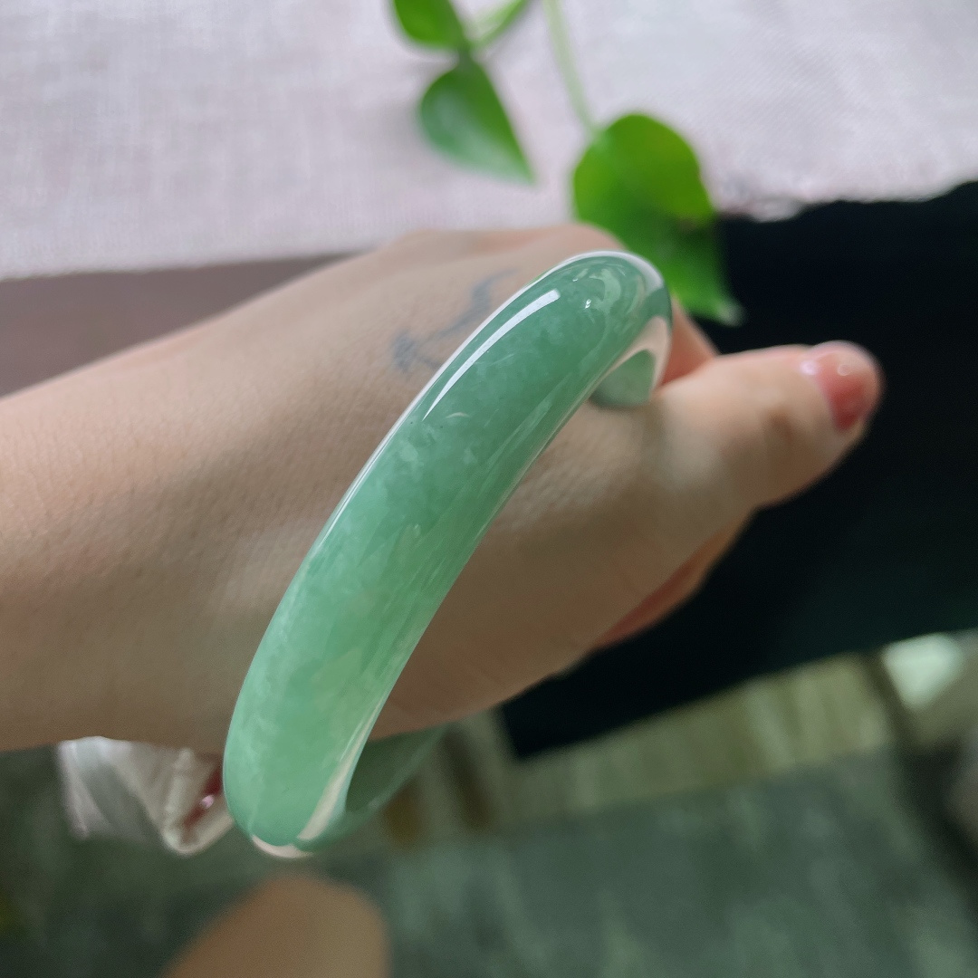绿底正圈，无裂，一腕晴水碧色，如玉浸春潭，清润柔和，自带悠然静谧的气韵。ss ss48769a