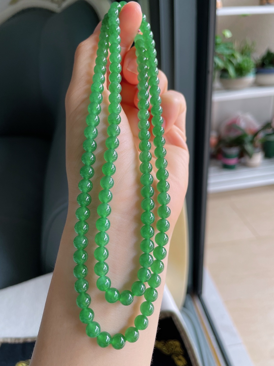 缅甸天然翡翠A货，冰满绿珠链，尺寸：6mm112颗。【编4431】